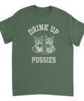 Satiriskt kattmotiv med texten Drink Up Pussies på en olivgrön t-shirt