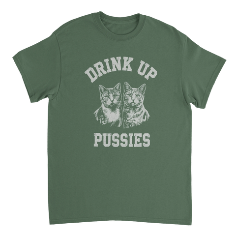 Satiriskt kattmotiv med texten Drink Up Pussies på en olivgrön t-shirt
