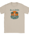 Skelett vinkar från havet med palmträd och solnedgång, text "Beach 2026" på beige t-shirt.