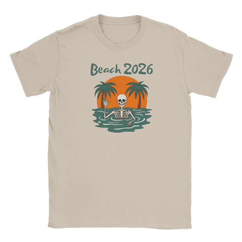 Skelett vinkar från havet med palmträd och solnedgång, text "Beach 2026" på beige t-shirt.