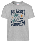 Retro sommarlovsdesign med badtofflor och solglasögon – t-shirt för barn