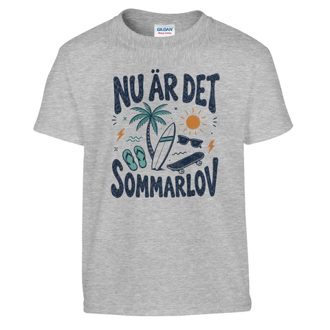 Retro sommarlovsdesign med badtofflor och solglasögon – t-shirt för barn