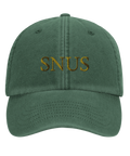 Mörkgrön keps med guldbroderad text SNUS på framsidan.