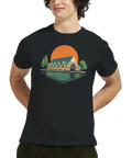 Feskekörka-motiv i retrostil med solnedgång & vatten på svart t-shirt.