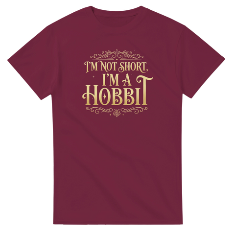 Vinröd fantasy t-shirt med dekorativ bokinspirerad typografi i guld