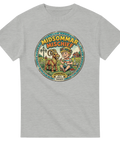 Retro badge-illustration med midsommarstång och blomsterkrans på en grå t-shirt
