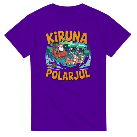 Lila t-shirt med lekfullt julmotiv föreställande tomte över Kirunas fjäll