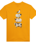 Absurd och charmig djurillustration på senapsgul t-shirt