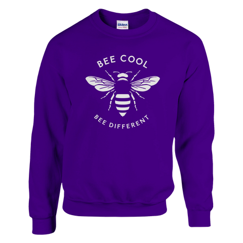 Lila sweatshirt med vitt stiliserat bitryck i modern grafisk stil