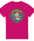 Tecknat spöke i nattmössa & pyjamas med levande ljus, text "SLEEPWALKER", på fuchsia t-shirt.