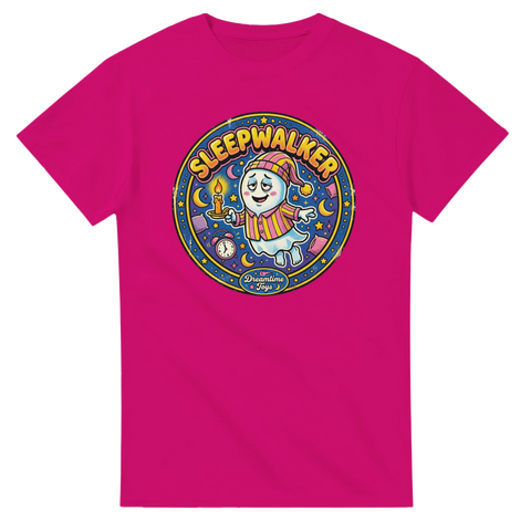 Tecknat spöke i nattmössa & pyjamas med levande ljus, text "SLEEPWALKER", på fuchsia t-shirt.