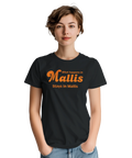 Kvinna i t-shirt med lekfullt citat och retroinspirerat tryck