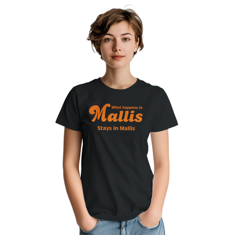 Kvinna i t-shirt med lekfullt citat och retroinspirerat tryck