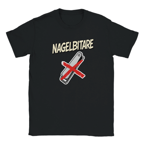 Svart t-shirt med kaxig text och handmålat rött kryss över nagelsax
