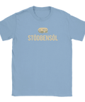 Tecknad beige husvagn & text "STÖDBENSÖL" i retrostil på ljusblå t-shirt.