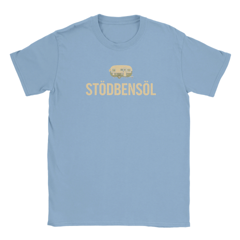 Tecknad beige husvagn & text "STÖDBENSÖL" i retrostil på ljusblå t-shirt.