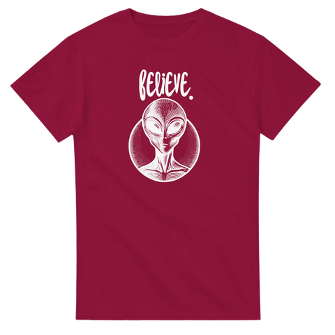 Illustration av en klassisk alien i cirkel på en vinröd t-shirt