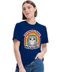 Kawaii-katt med regnbåge och text "THE HORRORS PERSIST BUT SO DO I" på marinblå t-shirt.