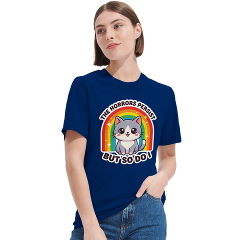 Kawaii-katt med regnbåge och text "THE HORRORS PERSIST BUT SO DO I" på marinblå t-shirt.