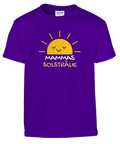 Tecknad glad sol med texten "Mammas Solstråle" på en lila barnt-shirt.