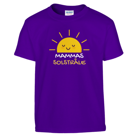 Tecknad glad sol med texten "Mammas Solstråle" på en lila barnt-shirt.