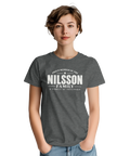 Modell i gråmelerad t-shirt med texten Nilsson – A Family of Originals