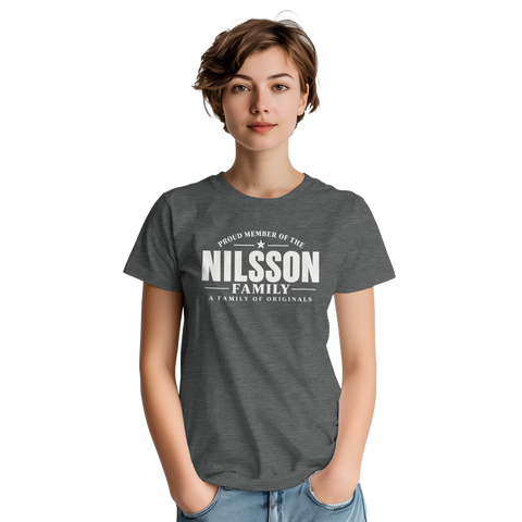 Modell i gråmelerad t-shirt med texten Nilsson – A Family of Originals