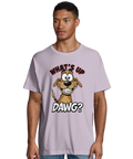 Tecknad brun hund med texten "WHAT'S UP DAWG?" på lila ekologisk oversized t-shirt.
