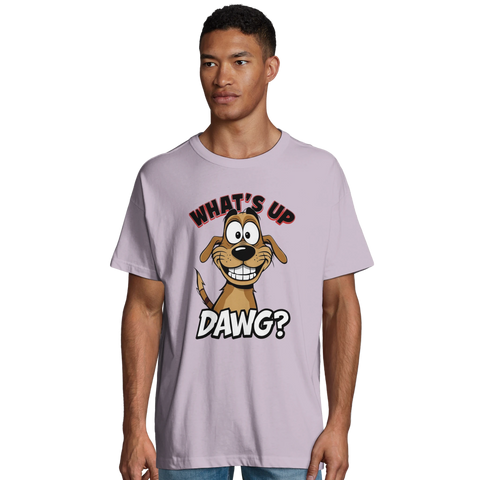 Tecknad brun hund med texten "WHAT'S UP DAWG?" på lila ekologisk oversized t-shirt.