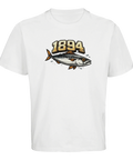 Grafiskt fiskemotiv med årtalet 1894 tryckt på en vit oversized t-shirt