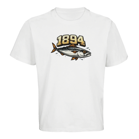 Grafiskt fiskemotiv med årtalet 1894 tryckt på en vit oversized t-shirt