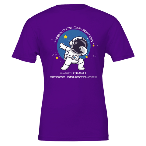Dabbande astronaut i rymden, texten "Rebooting Civilisation Elon Musk Space Adventures" på lila t-shirt.