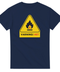 Varningsskylt med svart eldflamma, text "VARNING! HET" på marinblå t-shirt.