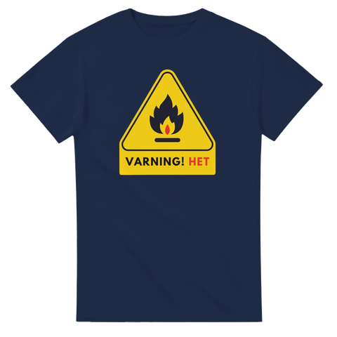 Varningsskylt med svart eldflamma, text "VARNING! HET" på marinblå t-shirt.