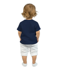 Bakifrån av litet barn i mörkblå t-shirt och vita shorts