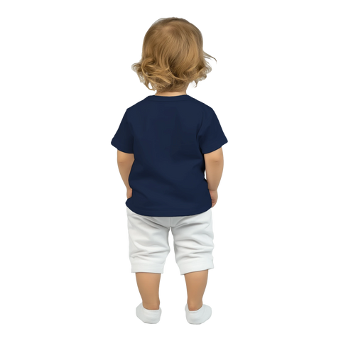 Bakifrån av litet barn i mörkblå t-shirt och vita shorts