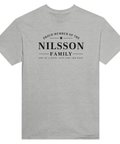 Retro typografiskt tryck för familjen Nilsson på en gråmelerad t-shirt