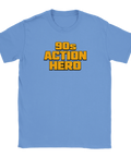 90s Action Hero texttryck i orange och svart på ljusblå t-shirt med rund hals.