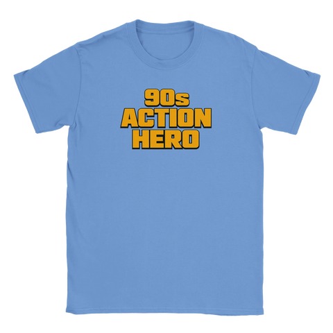 90s Action Hero texttryck i orange och svart på ljusblå t-shirt med rund hals.