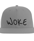 Woke" text i svart, handskriven stil på grå snapback-keps.