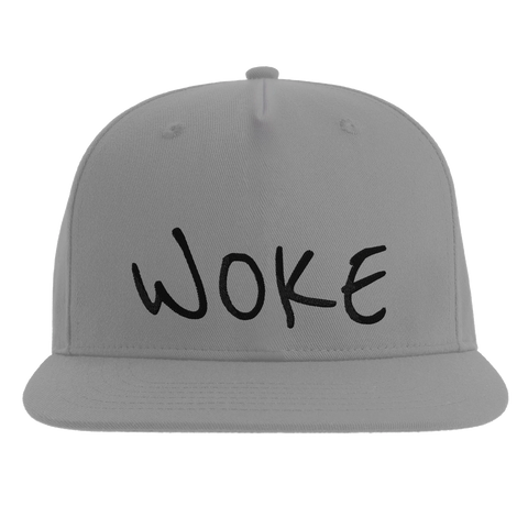 Woke" text i svart, handskriven stil på grå snapback-keps.