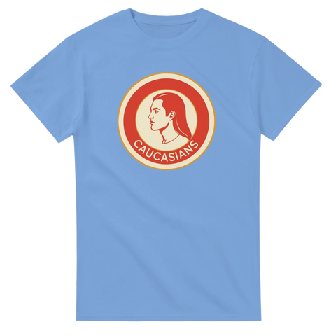Satiriskt "Caucasians" emblem med profil av man i rött, beige och gult på ljusblå t-shirt.