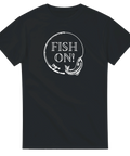 Minimalistiskt fisketryck med texten Fish on på en svart t-shirt