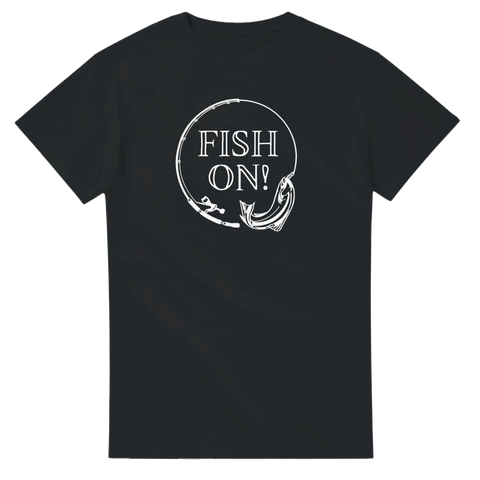 Minimalistiskt fisketryck med texten Fish on på en svart t-shirt