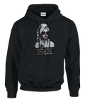 Marilyn Monroe-inspirerad kvinna med rött läppstift och texten "Ingen jävel kallar mig lilla gumman" på svart hoodie.