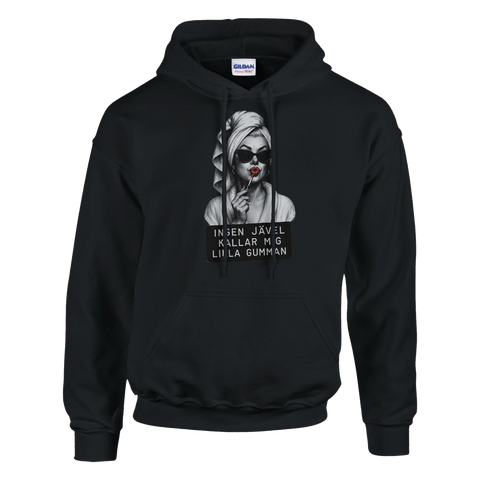 Marilyn Monroe-inspirerad kvinna med rött läppstift och texten "Ingen jävel kallar mig lilla gumman" på svart hoodie.