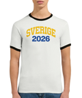 Kvinna i vit t-shirt med kontrasterande kanter och Sverige 2026 motiv