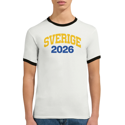 Kvinna i vit t-shirt med kontrasterande kanter och Sverige 2026 motiv