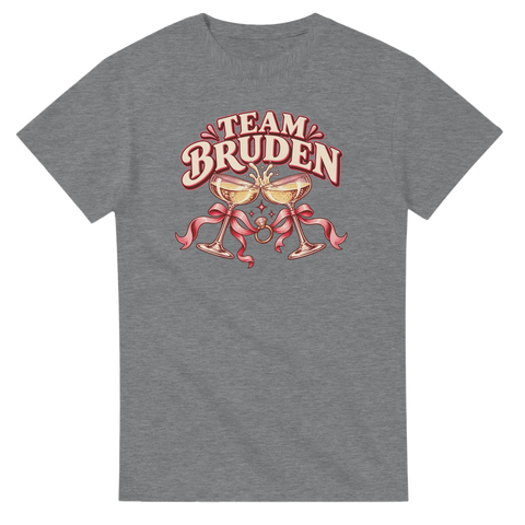 Grå t-shirt med champagneglas, rosett, ring och texten ”Team bruden”.
