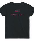 Svart t-shirt för barn med lekfull textdesign om blöjstatus